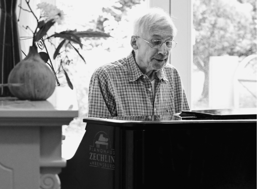 herr-hilliger-am-klavier